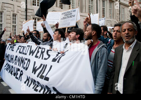 London, UK. 14.09.12. Rund 200 Demonstranten nannten sich Mohammed Ummah oder der Bruderschaft von Mohammed brennen eine israelische Flagge außerhalb der US-Botschaft. Der Protest ist gegen den Film die Unschuld der Muslime. Bildnachweis: Pete Maclaine / Alamy Live News Stockfoto