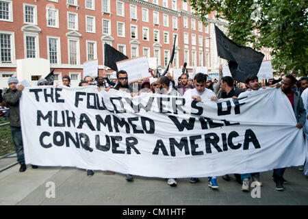 London, UK. 14.09.12. Rund 200 Demonstranten nannten sich Mohammed Ummah oder der Bruderschaft von Mohammed brennen eine israelische Flagge außerhalb der US-Botschaft. Der Protest ist gegen den Film die Unschuld der Muslime. Bildnachweis: Pete Maclaine / Alamy Live News Stockfoto