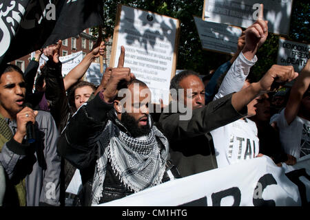 London, UK. 14.09.12. Rund 200 Demonstranten nannten sich Mohammed Ummah oder der Bruderschaft von Mohammed brennen eine israelische Flagge außerhalb der US-Botschaft. Der Protest ist gegen den Film die Unschuld der Muslime. Bildnachweis: Pete Maclaine / Alamy Live News Stockfoto