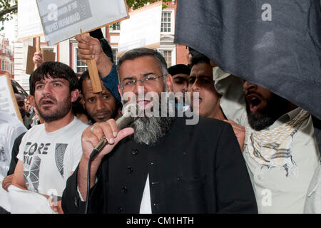 London, UK. 14.09.12. Anjem Choudary spricht als etwa 200 Demonstranten nannten sich Mohammed Ummah oder der Bruderschaft von Mohammed eine israelische Flagge außerhalb der US-Botschaft zu brennen. Der Protest ist gegen den Film die Unschuld der Muslime. Bildnachweis: Pete Maclaine / Alamy Live News Stockfoto