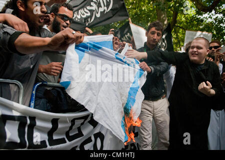 London, UK. 14.09.12. Rund 200 Demonstranten nannten sich Mohammed Ummah oder der Bruderschaft von Mohammed brennen eine israelische Flagge außerhalb der US-Botschaft. Der Protest ist gegen den Film die Unschuld der Muslime. Bildnachweis: Pete Maclaine / Alamy Live News Stockfoto