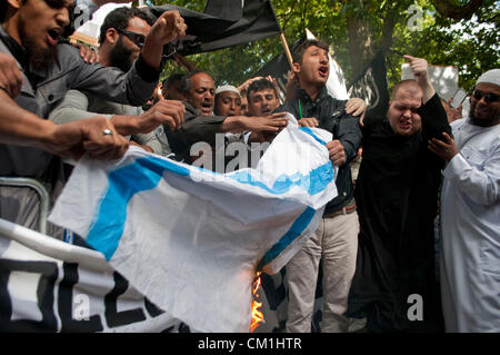 London, UK. 14.09.12. Rund 200 Demonstranten nannten sich Mohammed Ummah oder der Bruderschaft von Mohammed brennen eine israelische Flagge außerhalb der US-Botschaft. Der Protest ist gegen den Film die Unschuld der Muslime. Bildnachweis: Pete Maclaine / Alamy Live News Stockfoto