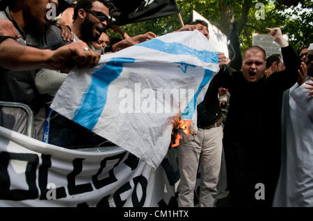 London, UK. 14.09.12. Rund 200 Demonstranten nannten sich Mohammed Ummah oder der Bruderschaft von Mohammed brennen eine israelische Flagge außerhalb der US-Botschaft. Der Protest ist gegen den Film die Unschuld der Muslime. Bildnachweis: Pete Maclaine / Alamy Live News Stockfoto