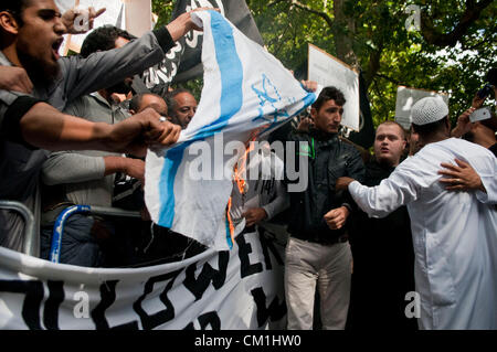 London, UK. 14.09.12. Rund 200 Demonstranten nannten sich Mohammed Ummah oder der Bruderschaft von Mohammed brennen eine israelische Flagge außerhalb der US-Botschaft. Der Protest ist gegen den Film die Unschuld der Muslime. Bildnachweis: Pete Maclaine / Alamy Live News Stockfoto