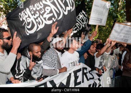 London, UK. 14.09.12. Rund 200 Demonstranten nannten sich Mohammed Ummah oder der Bruderschaft von Mohammed brennen eine israelische Flagge außerhalb der US-Botschaft. Der Protest ist gegen den Film die Unschuld der Muslime. Bildnachweis: Pete Maclaine / Alamy Live News Stockfoto