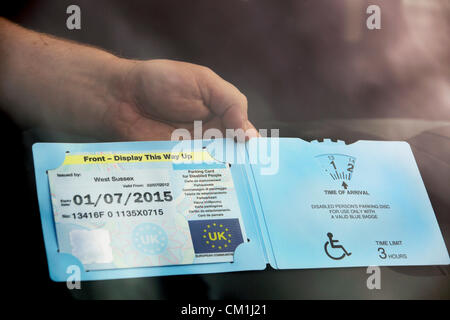 Parkausweis für behinderte Menschen (Behinderte Person Parkscheibe erlauben ein gültiger blue-Badge) UK Stockfoto