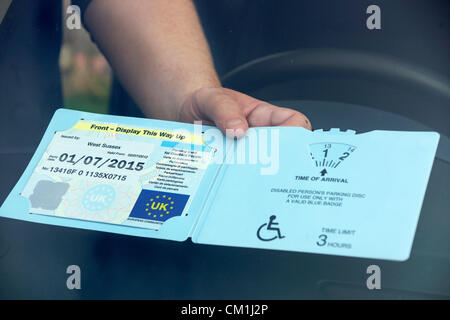 Parkausweis für behinderte Menschen (Behinderte Person Parkscheibe erlauben ein gültiger blue-Badge) UK Stockfoto
