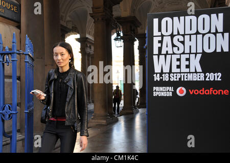 Somerste House, London, UK. 14. September 2012. Ein Besucher der Veranstaltung im Somerset House. London Fashion Week 2012 eröffnet heute im Somerset House. Die zweimal jährliche Show ist einer der Mode weltweit großen vier neben Paris, Mailand und New York. Bildnachweis: Matthew Chattle / Alamy Live News Stockfoto