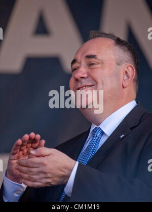 14. September 2012. Alex Salmond, erster Minister von Schottland, begrüßt die Ankunft der Athleten am Ende der Homecoming Parade zu Ehren Schottlands Olympioniken und Paralympioniken in George Square, Glasgow. Stockfoto