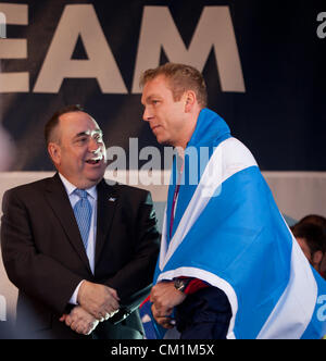 14. September, 2012. Alex Salmond, Erster Minister Schottlands, gratuliert Sir Chris Hoy, obersten Olympier in Großbritannien überhaupt, am Ende der homecoming Parade zu Schottlands Olympioniken und Sportler auf dem George Square, Glasgow ehren. Stockfoto