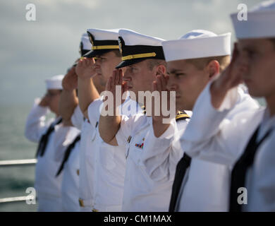 Mitglieder der US Navy Salute zu Ehren des Apollo 11 Astronaut Neil Armstrong während der Beerdigung am Meer Service für ihren Ehemann Apollo 11 Astronaut Neil Armstrong 14. September 2012 an Bord der USS Philippine Sea im Atlantischen Ozean. Armstrong, der erste Mann, Spaziergang auf dem Mond während der Mission Apollo 11 1969 starb August 25. Er war 82. Stockfoto