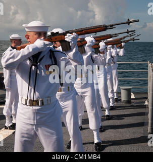 Einem Erschießungskommando der US-Marine feuert drei Salven zu Ehren von Neil Armstrong während der Beerdigung am Meer Service für ihren Ehemann Apollo 11 Astronaut Neil Armstrong 14. September 2012 an Bord der USS Philippine Sea im Atlantischen Ozean. Armstrong, der erste Mann, Spaziergang auf dem Mond während der Mission Apollo 11 1969 starb August 25. Er war 82. Stockfoto