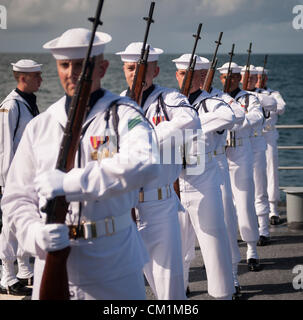 Einem Erschießungskommando der US-Marine feuert drei Salven zu Ehren von Neil Armstrong während der Beerdigung am Meer Service für ihren Ehemann Apollo 11 Astronaut Neil Armstrong 14. September 2012 an Bord der USS Philippine Sea im Atlantischen Ozean. Armstrong, der erste Mann, Spaziergang auf dem Mond während der Mission Apollo 11 1969 starb August 25. Er war 82. Stockfoto