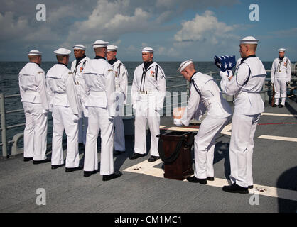 US Navy Personal tragen die Überreste des Apollo 11 Astronaut Neil Armstrong während der Beerdigung am Meer Service für ihren Ehemann Apollo 11 Astronaut Neil Armstrong 14. September 2012 an Bord der USS Philippine Sea im Atlantischen Ozean. Armstrong, der erste Mann, Spaziergang auf dem Mond während der Mission Apollo 11 1969 starb August 25. Er war 82. Stockfoto