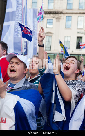 14. September 2012. Begeistertes Publikum wartet auf die Ankunft der Athleten am Ende der Homecoming Parade zu Ehren Schottlands Olympioniken und Paralympioniken in George Square, Glasgow. Stockfoto