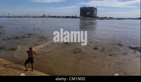 15. September 2012 - net Phnom Penh, Kambodscha - A kambodschanischen Mann wirft einen Fisch in den Tonle Sap Fluss in Phnom Penh, Kambodscha, Freitag, 14. September 2012. (Kredit-Bild: © David Longstreath/ZUMAPRESS.com) Stockfoto