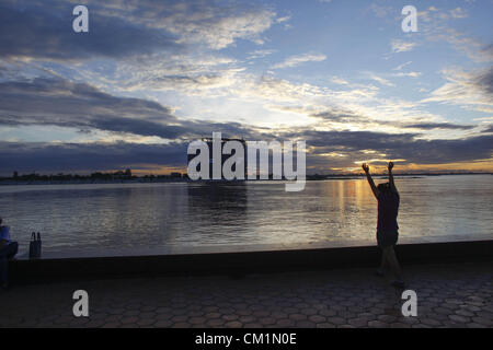 15. September 2012 - Phnom Penh, Kambodscha - feiert eine kambodschanische Frau die Ankunft der Morgensonne wie sie und andere in Phnom Penh, Kambodscha, Freitag, 14. September 2012 ausüben. (Kredit-Bild: © David Longstreath/ZUMAPRESS.com) Stockfoto