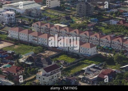 15. September 2012 - Phnom Penh, Kambodscha - Neubau aus der Luft in Phnom Penh, Kambodscha, Freitag, 14. September 2012 zu sehen sein. (Kredit-Bild: © David Longstreath/ZUMAPRESS.com) Stockfoto