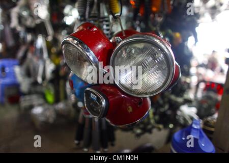 15. September 2012 sind - Phnom Penh, Kambodscha - Teile aus Motorräder zum Verkauf auf dem '' russischen Markt '' in Phnom Penh, Kambodscha, Freitag, 14. September 2012 gesehen. (Kredit-Bild: © David Longstreath/ZUMAPRESS.com) Stockfoto