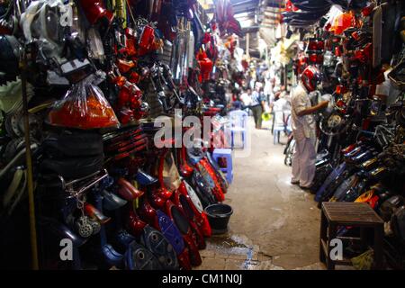 15. September 2012 sind - Phnom Penh, Kambodscha - Teile aus Motorräder zum Verkauf auf dem '' russischen Markt '' in Phnom Penh, Kambodscha, Freitag, 14. September 2012 gesehen. (Kredit-Bild: © David Longstreath/ZUMAPRESS.com) Stockfoto