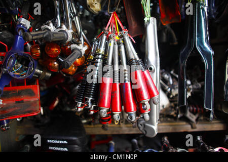 15. September 2012 sind - Phnom Penh, Kambodscha - Teile aus Motorräder zum Verkauf auf dem '' russischen Markt '' in Phnom Penh, Kambodscha, Freitag, 14. September 2012 gesehen. (Kredit-Bild: © David Longstreath/ZUMAPRESS.com) Stockfoto