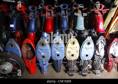 15. September 2012 sind - Phnom Penh, Kambodscha - Teile aus Motorräder zum Verkauf auf dem '' russischen Markt '' in Phnom Penh, Kambodscha, Freitag, 14. September 2012 gesehen. (Kredit-Bild: © David Longstreath/ZUMAPRESS.com) Stockfoto
