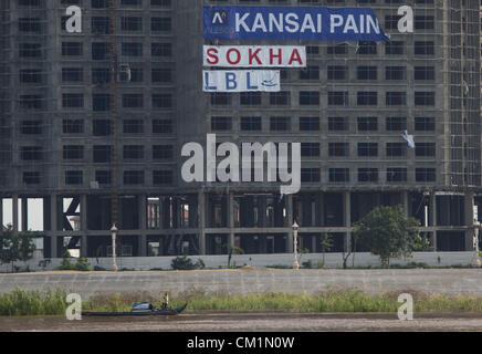 15. September 2012 - Phnom Penh, Kambodscha - A kambodschanischen Flussschiff ein Hochhaus-Hotel im Bau in Phnom Penh, Kambodscha, Freitag, 14. September 2012 vorbei bewegt. (Kredit-Bild: © David Longstreath/ZUMAPRESS.com) Stockfoto
