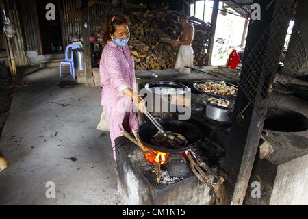 15. September 2012 vorbereiten - Phnom Penh, Kambodscha - A buddhistische Nonne und andere Lebensmittel in einem buddhistischen Tempel am Stadtrand von Phnom Penh, Kambodscha, Freitag, 14. September 2012. (Kredit-Bild: © David Longstreath/ZUMAPRESS.com) Stockfoto