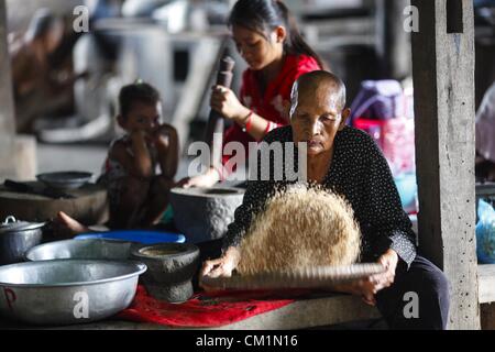 15. September 2012 vorbereiten - Phnom Penh, Kambodscha - A buddhistische Nonne und andere Lebensmittel in einem buddhistischen Tempel am Stadtrand von Phnom Penh, Kambodscha, Freitag, 14. September 2012. (Kredit-Bild: © David Longstreath/ZUMAPRESS.com) Stockfoto
