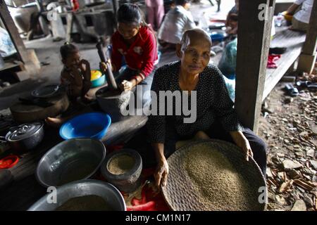 15. September 2012 vorbereiten - Phnom Penh, Kambodscha - A buddhistische Nonne und andere Lebensmittel in einem buddhistischen Tempel am Stadtrand von Phnom Penh, Kambodscha, Freitag, 14. September 2012. (Kredit-Bild: © David Longstreath/ZUMAPRESS.com) Stockfoto