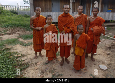 15. September 2012 - Phnom Penh, Kambodscha - eine Gruppe von kambodschanischen buddhistische Mönche blicken auf ihre Tempel am Stadtrand von Phnom Penh, Kambodscha, Freitag, 14. September 2012. (Kredit-Bild: © David Longstreath/ZUMAPRESS.com) Stockfoto