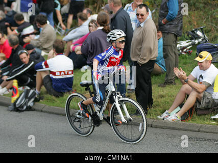 Wales, UK. Ein junger Radsportler Fan fährt an die Spitze der Caerphilly Berg angefeuert meine Tausende von Fans warten auf das Rennen. Tour of Britain - 6. Etappe Welshpool Caerphilly - Freitag, 14. September 2012. Stockfoto