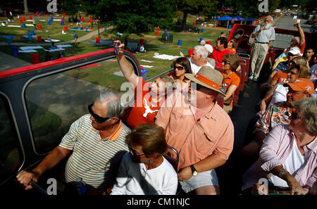 14. September 2012 - Oxford, Mississippi, Vereinigte Staaten - Texas Longhorn Fans DOUG (Mitte rechts) und LEEANN ADAMS (Mitte links) aus Fort Worth, Tx. nehmen Bilder von The Grove Heckklappe Gegend während einer Tournee des Ole Miss Campus auf einen Doppeldecker Freitagnachmittag in Oxford Bus, erwartet Frau Oxford Tausende von Texas-Fans in der Stadt für samstags Fußballspiel konvergieren. (Kredit-Bild: © Mark Weber/der kommerziellen Appeal/ZUMAPRESS.com) Stockfoto