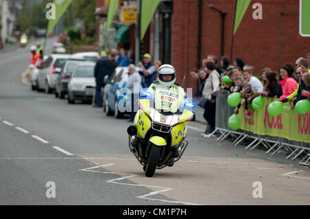 14. September 2012 - Llandrindod Wells - Mid-Wales - UK: Polizeimotorrad fahren vor der Tour of Britain Radrennen in Llandrindod Wells während des Sprints Jodler beende Abschnitt des Rennens auf Etappe 6 von Welshpool nach Caerphilly. Stockfoto