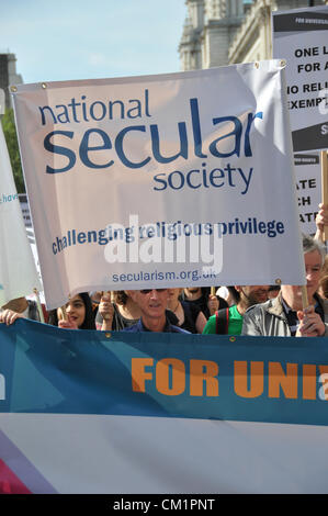 Embankment, London, UK. 15. September 2012. Banner sind an der Vorderseite des Marsches angezeigt. Ein Marsch für eine "säkulare Europa" erfolgt durch die Londoner von Westminster zum Damm. Stockfoto