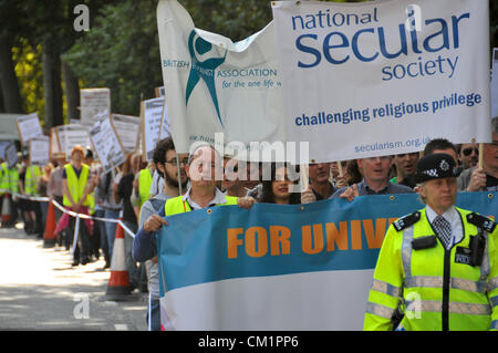 Embankment, London, UK. 15. September 2012. Banner sind an der Vorderseite des Marsches angezeigt. Ein Marsch für eine "säkulare Europa" erfolgt durch die Londoner von Westminster zum Damm. Stockfoto