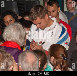 Nailsworth, Gloucestershire, UK. Samstag, 15. September 2012. Peter Reed MBE olympische Goldmedaillen-Gewinner im Vierer ohne Steuermann-Vierer auf London 2012 und Peking 2008 ist willkommen zurück in seine Heimat Stadt Nailsworth in Gloucestershire. Im Alter von 31 er ist ein Leutnant in der Royal Navy und besuchte die University of Oxford, wo er als der Kommandant bekannt war. Peter hat auch die Welten größte bekannte Lungenkapazität von 11,68 Litern. Stockfoto