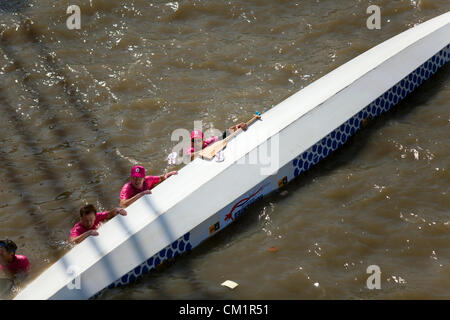 15. September 2012. Fluß Themse, London, England, UK. Das Travis Perkins Drachenboot kenterte bei The Great River Race. Stockfoto