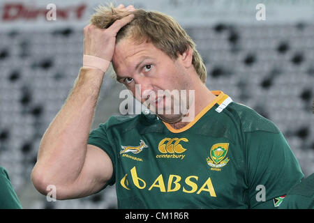 DUNEDIN, Neuseeland - 14 SEPTEMBER: Andries Bekker blickt auf während der südafrikanischen Springboks Kapitän Laufs im Forsyth Barr Stadium am 14. September 2012 in Dunedin, Neuseeland. (Foto: Teaukura Moetaua/Getty Images) Stockfoto