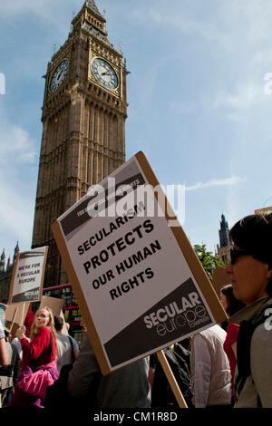 London, UK. Samstag, 15. September 2012. Rund 200 Säkularisten und Humanisten während ihren Marsch durch Westminster. Die Gruppen fordern stärkere Trennung zwischen Kirche und Staat in der EU. Stockfoto