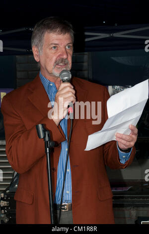 London, UK. 15.09.12. Terry Sanderson, spricht auf einer Kundgebung nach etwa 200 Säkularisten und Humanisten marschierten durch Westminster. Die Gruppen fordern stärkere Trennung zwischen Kirche und Staat in der EU. Stockfoto