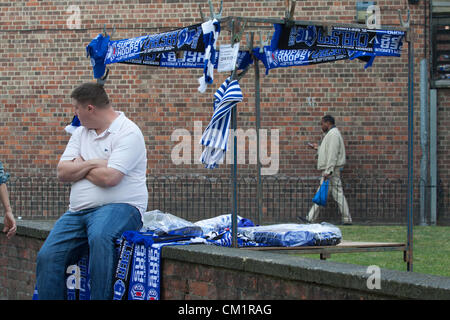 15. September 2012. London UK.  Verstärkte Präsenz der Polizei vor dem Spiel zwischen den Queens Park Rangers und Chelsea FC am Loftus Road. Stockfoto