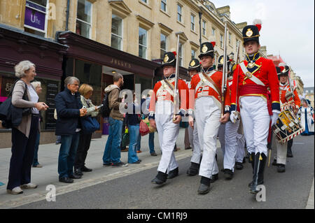 Bath, Großbritannien. Samstag, 15. September 2012. Red Coat Soldaten im Regency Kostüm marschieren durch Bad Innenstadt zum Jahresbeginn 2012 Jane Austen Festival. Stockfoto