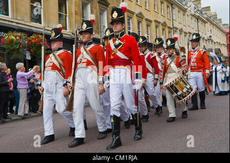 Bath, Großbritannien. Samstag, 15. September 2012. Red Coat Soldaten im Regency Kostüm marschieren durch Bad Innenstadt zum Jahresbeginn 2012 Jane Austen Festival. Stockfoto