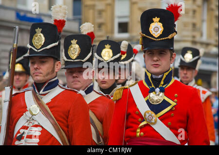 Bath, Großbritannien. Samstag, 15. September 2012. Red Coat Soldaten im Regency Kostüm marschieren durch Bad Innenstadt zum Jahresbeginn 2012 Jane Austen Festival. Stockfoto