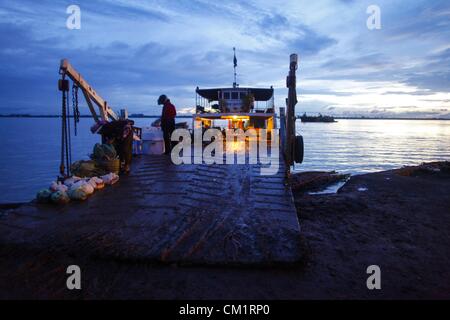 15. September 2012 Fähre - Phnom Penh, Kambodscha - Kambodschaner ein Fluss auf dem Mekong Samstag in der Nähe von Phnom Penh. Die täglichen Leben der viele Kambodschaner ist gebunden, um über den Tonle Sap und Mekong River fahren. (Kredit-Bild: © David Longstreath/ZUMAPRESS.com) Stockfoto