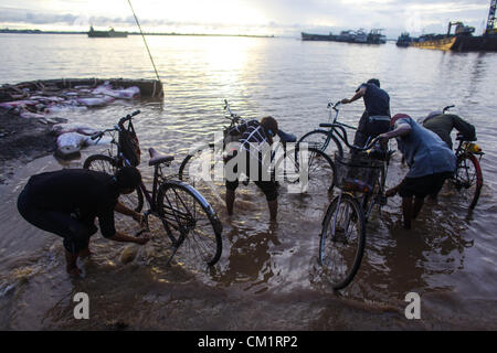 15. September 2012 - Phnom Penh, Kambodscha - Kambodschaner waschen ihre Fahrräder in den Mekong-Fluss in der Nähe von Phnom Penh. Die täglichen Leben der viele Kambodschaner ist gebunden, um über den Tonle Sap und Mekong River fahren. (Kredit-Bild: © David Longstreath/ZUMAPRESS.com) Stockfoto