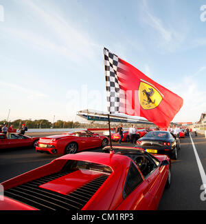 FERRARI 328 GTS mit Fahne FERRARI WORLD RECORD 1000 PLUS SILVERSTONE GRAND PRIX CIRCUIT ENGLAND ENGLAND 15. September 2012 Stockfoto