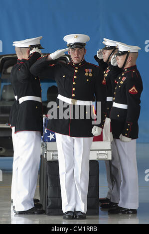 Das United States Marine Corps Ehrengarde Gruß getötet die Überreste von vier amerikanischen vom Pöbel in Benghazi Konsulat während einer Übertragung Zeremonie für die 14. September 2012 in gemeinsame Basis Andrews, Maryland. Stockfoto