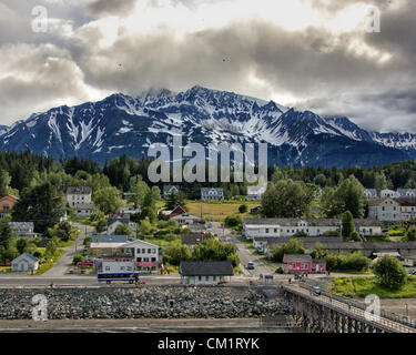 4. Juli 2012 - befindet Haines, Alaska, USA - Haines, eine beliebte Kreuzfahrt-Ziel, sich zwischen dem Chilkoot und Chilkat River am westlichen Ufer des Lynn Canal, der längste Fjord in Amerika. Die majestätischen Chilkat Mountain Range bietet eine herrliche Kulisse. In der Mitte ist die Parade Gelände des alten Fort Seward. (Kredit-Bild: © Arnold Drapkin/ZUMAPRESS.com) Stockfoto